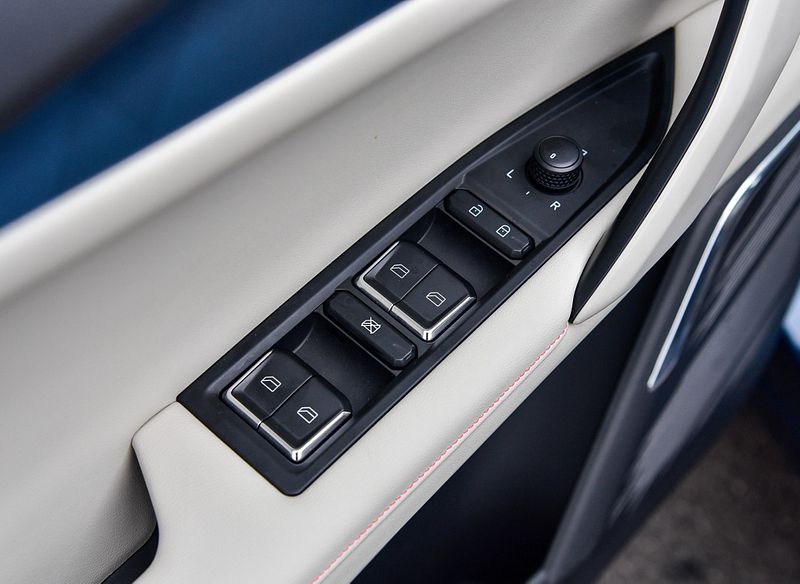 Lynk & Co 06